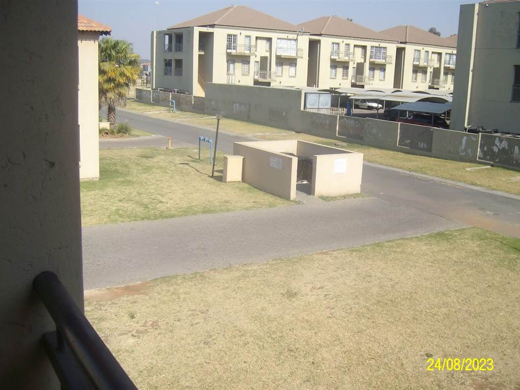 2 Bed Townhouse in Brakpan North photo number 6