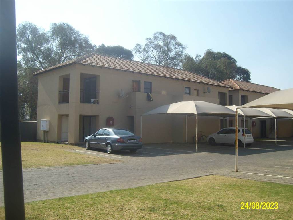 2 Bed Townhouse in Brakpan North photo number 3
