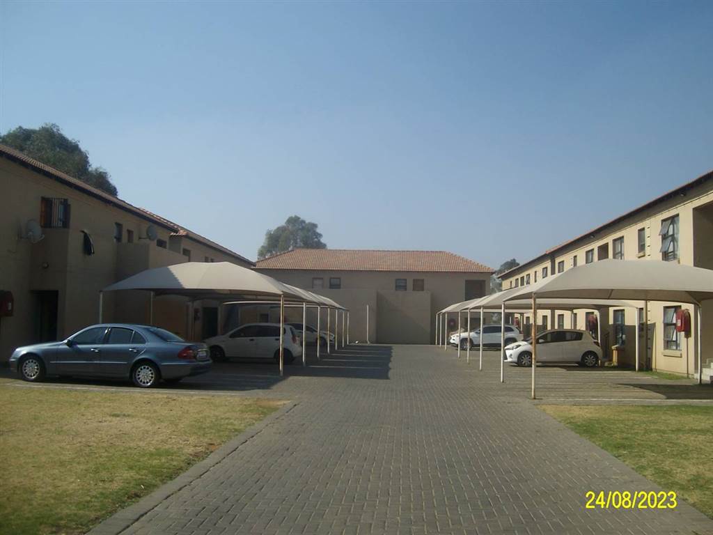 2 Bed Townhouse in Brakpan North photo number 2