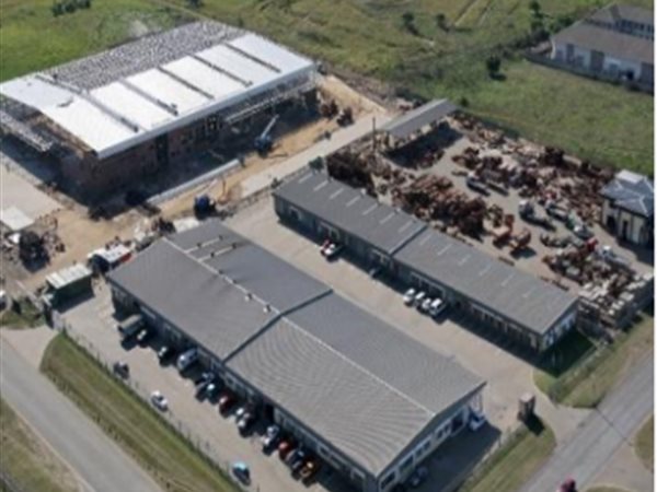102  m² Industrial space in Alton