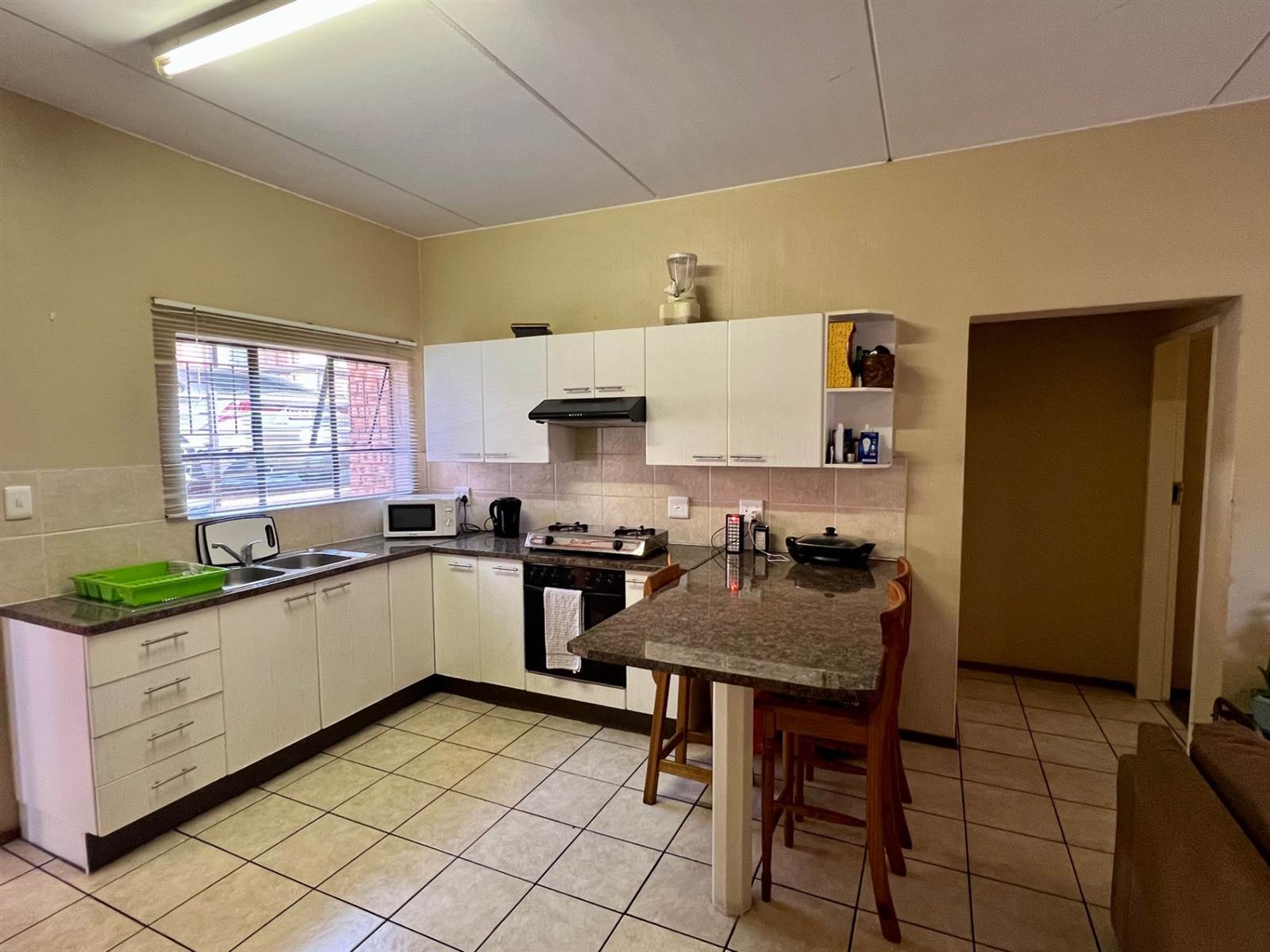 2 Bed Apartment in Constantia Kloof photo number 3