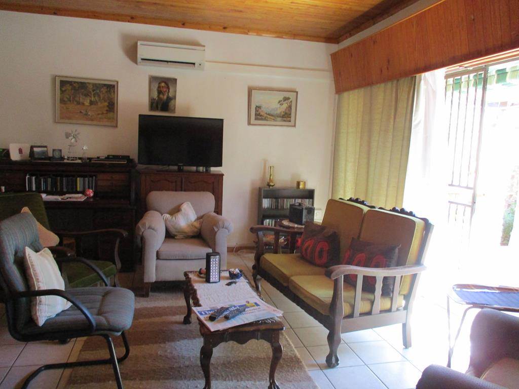 4 Bed House in Graaff Reinet photo number 7