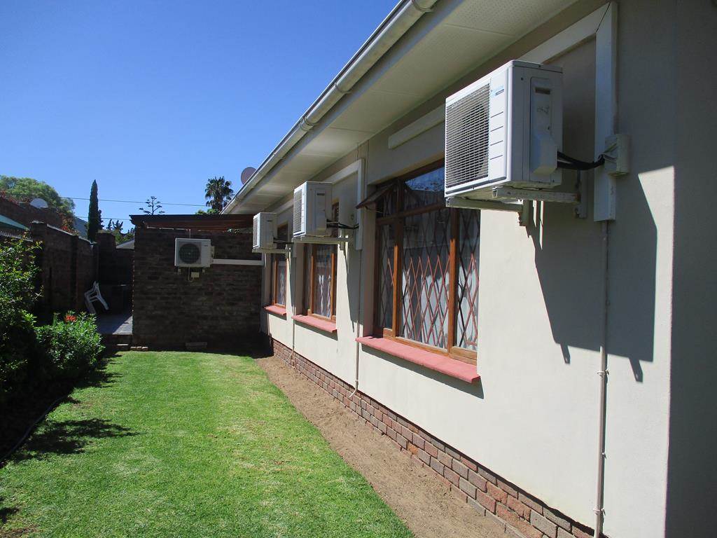 4 Bed House in Graaff Reinet photo number 28