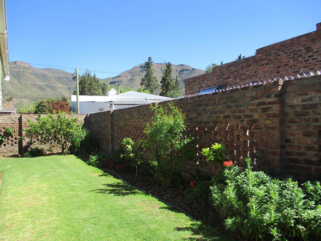 4 Bed House in Graaff Reinet photo number 2