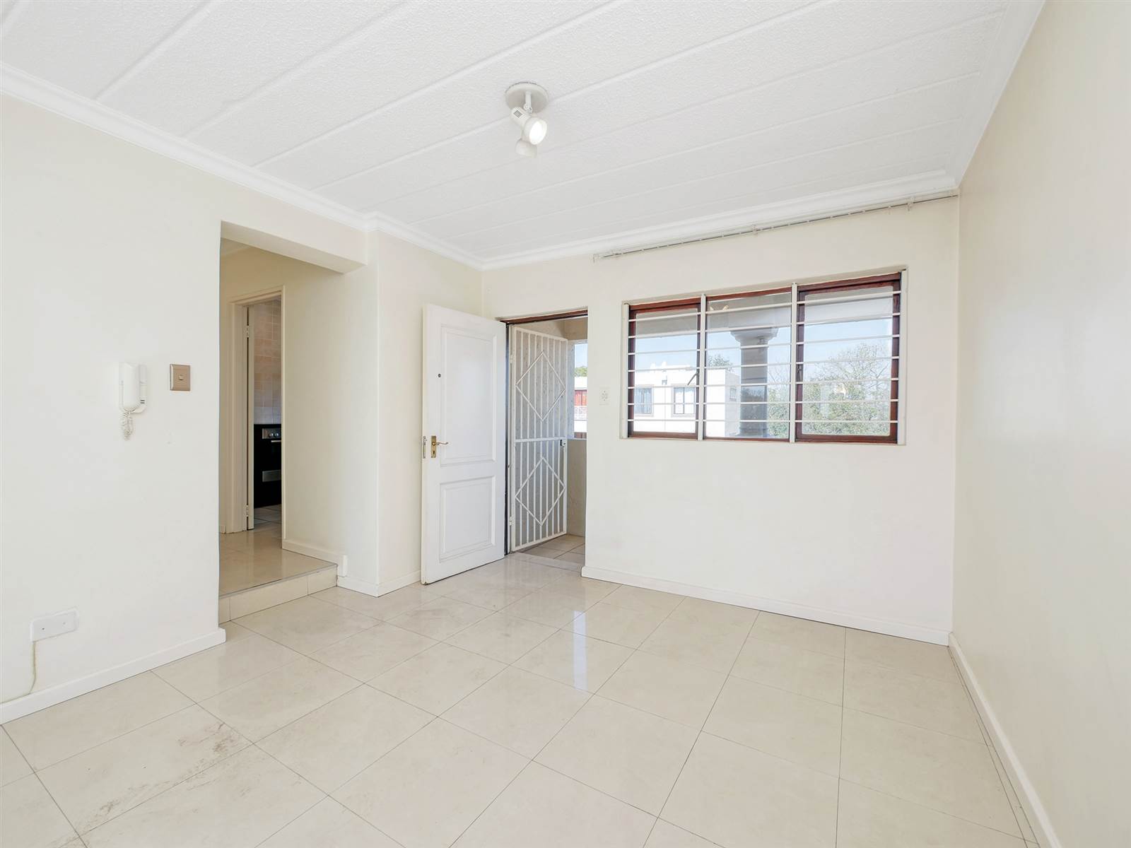 2 Bed Apartment in Craighall photo number 5