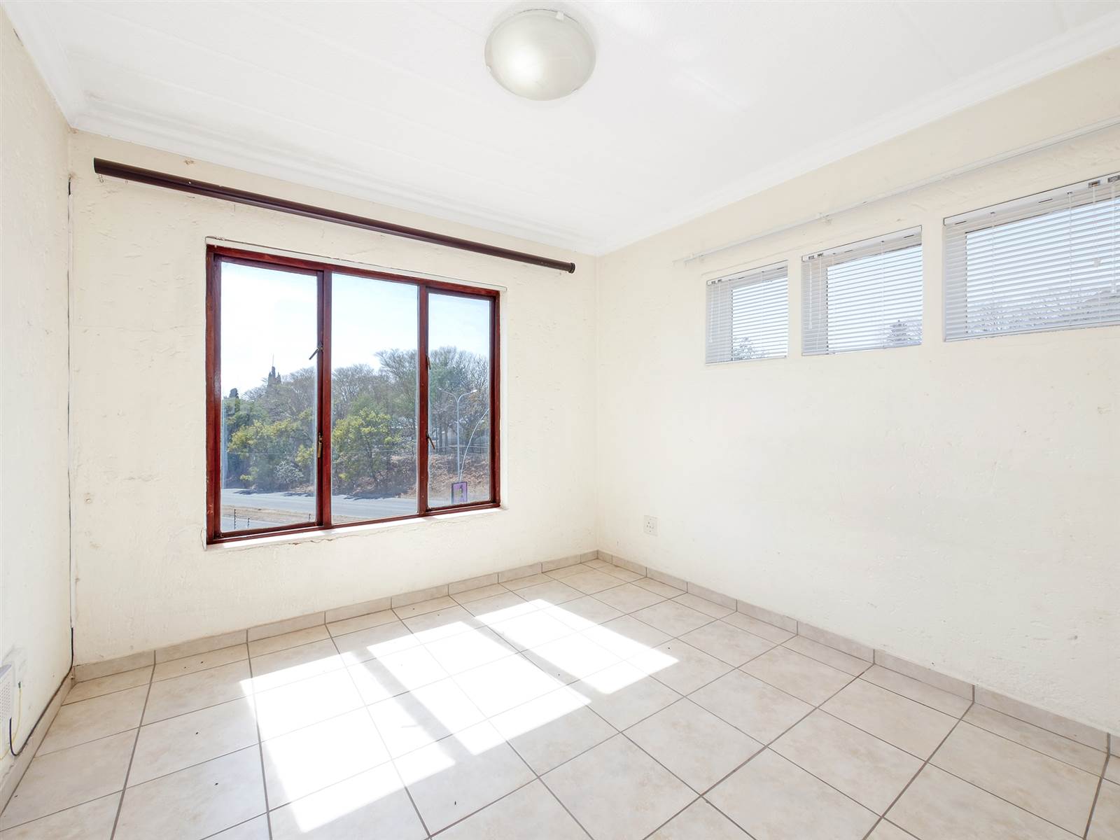 2 Bed Apartment in Craighall photo number 7