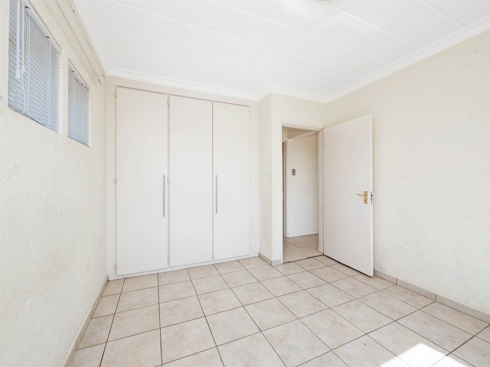 2 Bed Apartment in Craighall photo number 8