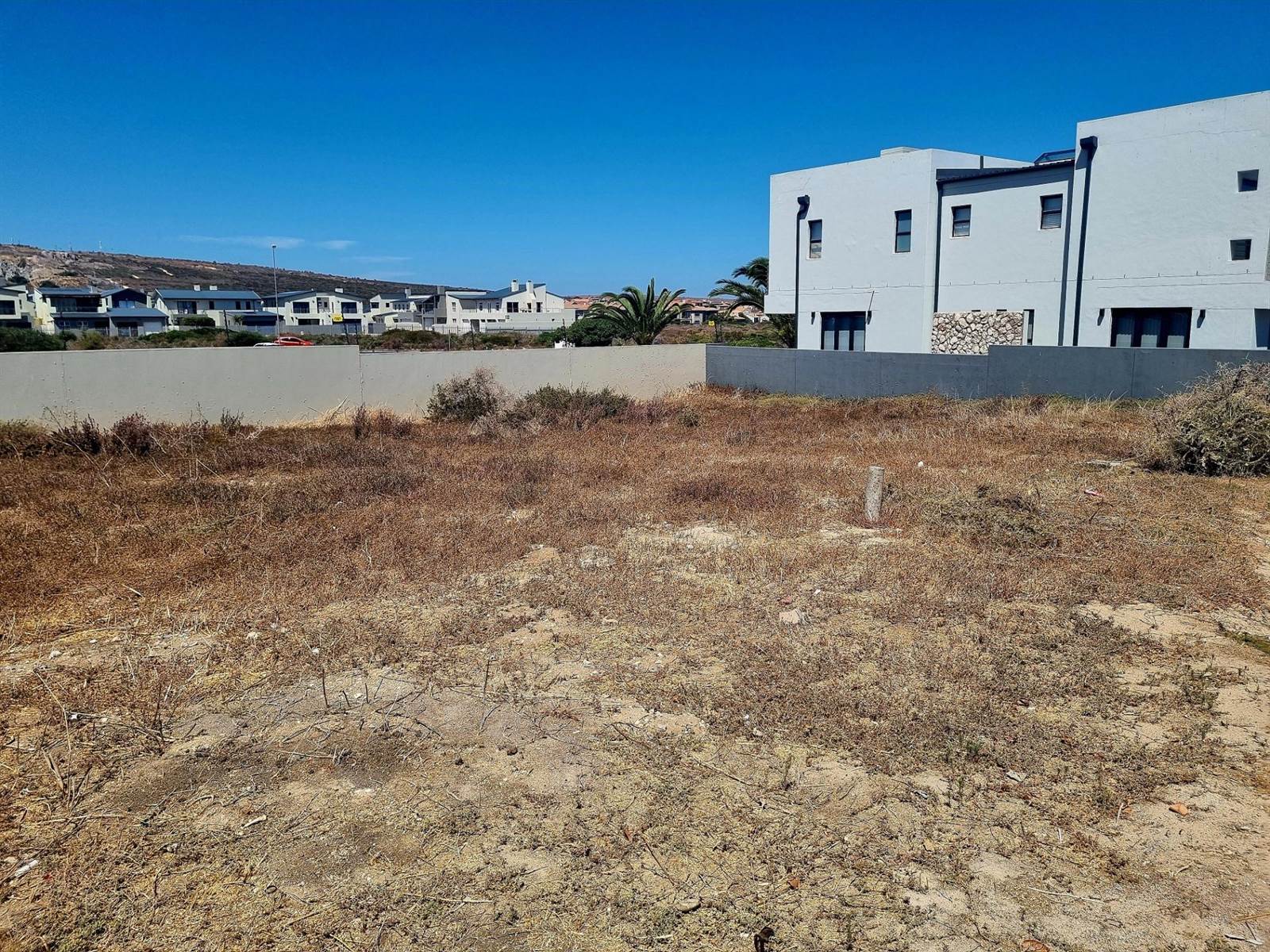 327 m² Land available in Waterfront photo number 2
