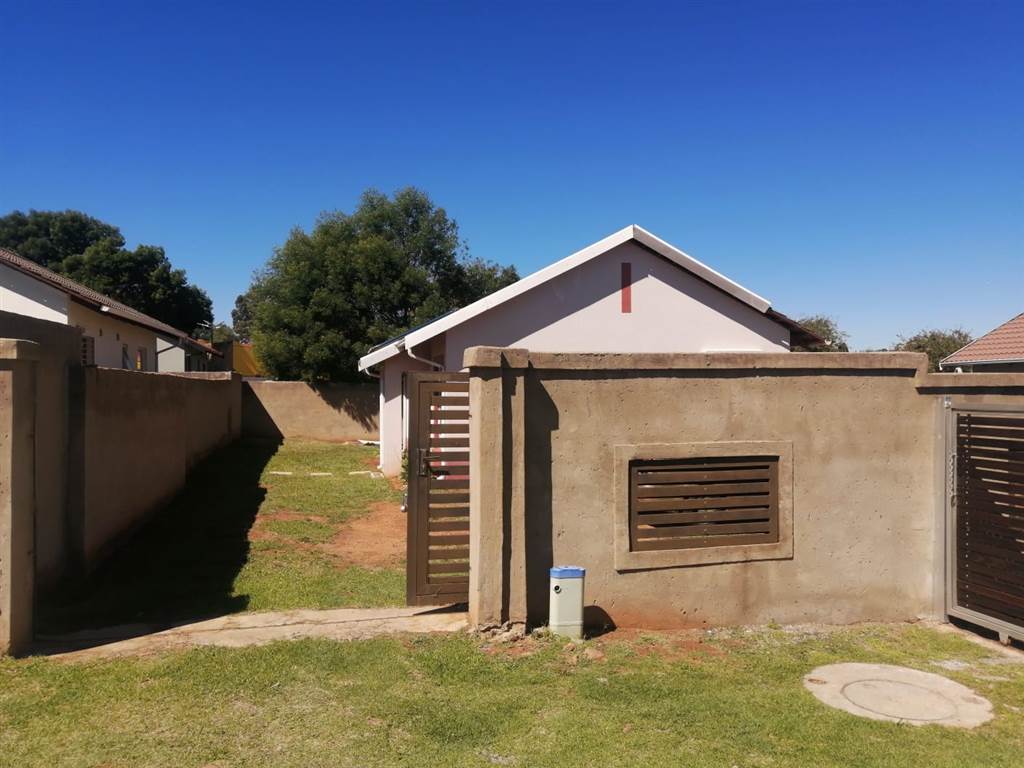 2 Bed House in Lenasia South photo number 13
