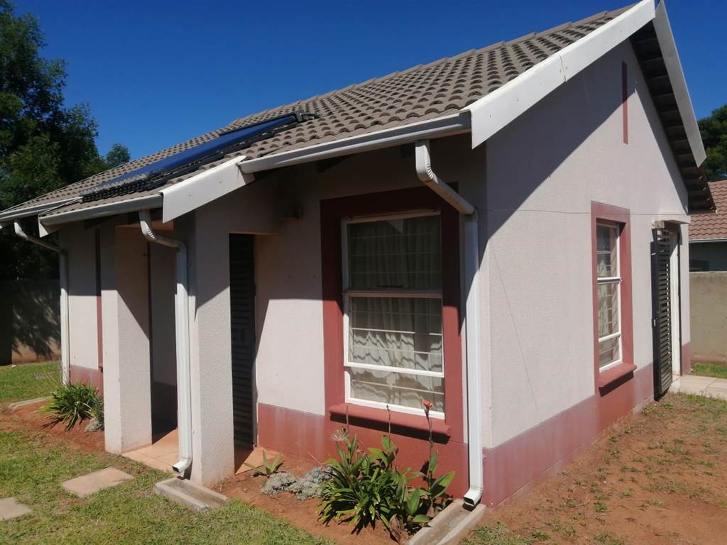 2 Bed House in Lenasia South photo number 12