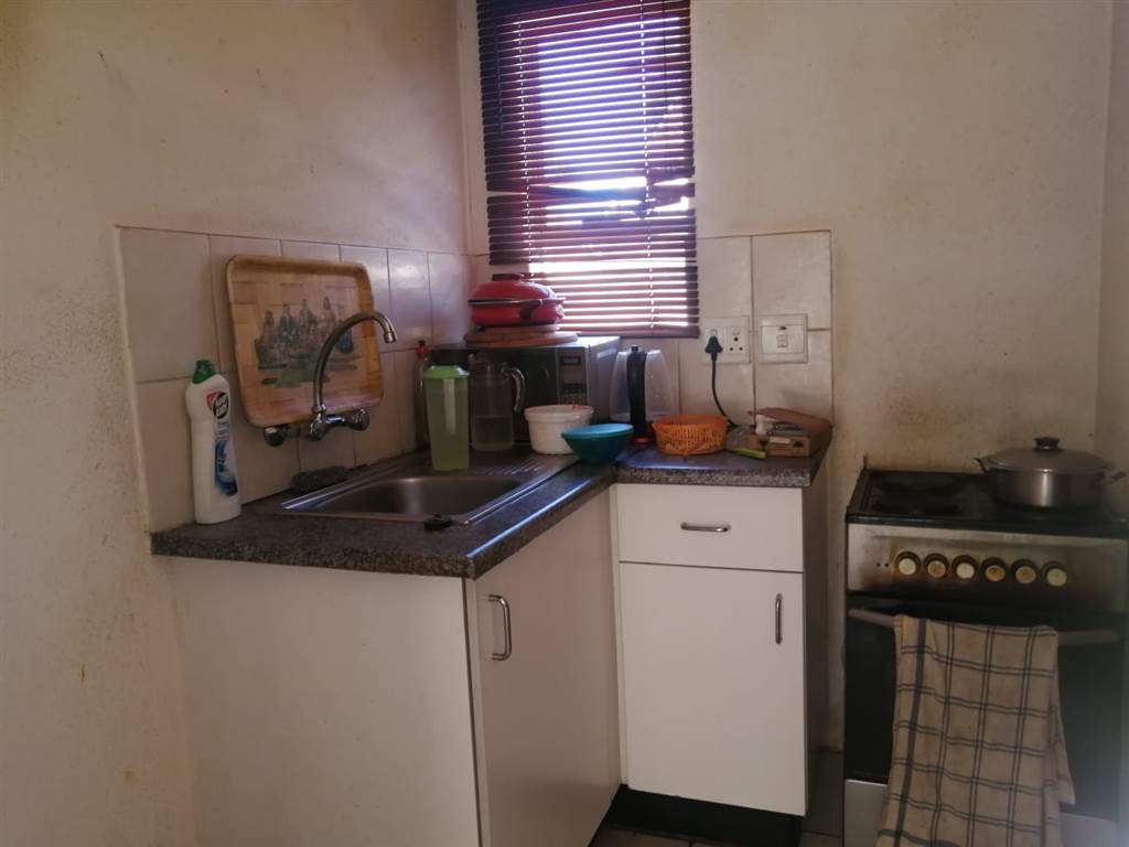 2 Bed House in Lenasia South photo number 8