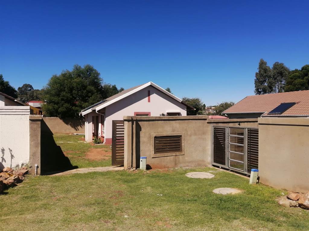 2 Bed House in Lenasia South photo number 14