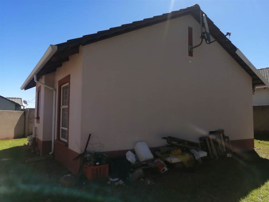 2 Bed House in Lenasia South photo number 10