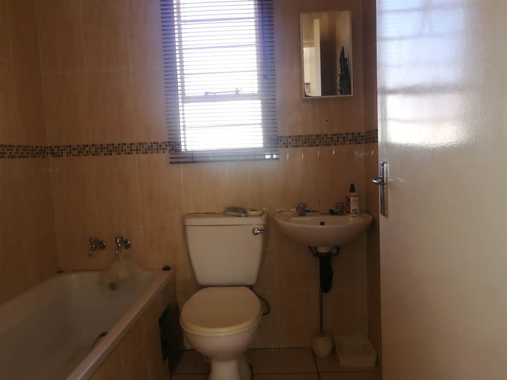 2 Bed House in Lenasia South photo number 4