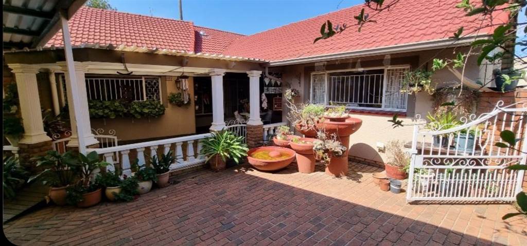 4 Bed House in Glen Marais photo number 6