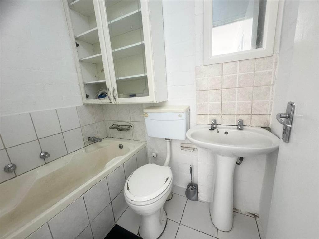 2 Bed Apartment in West Riding photo number 5