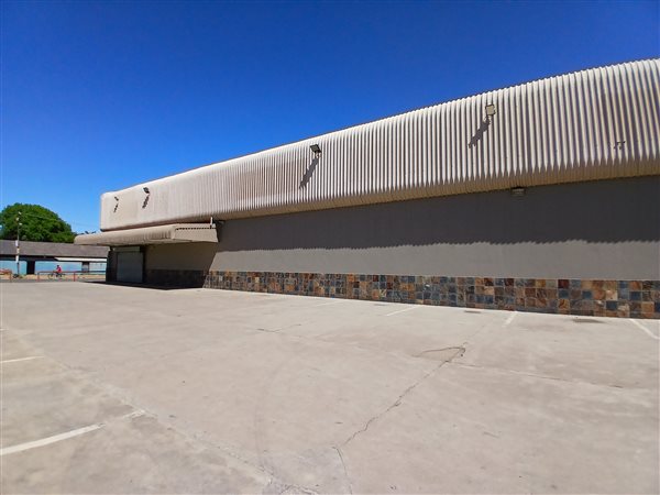 2 500  m² Commercial space