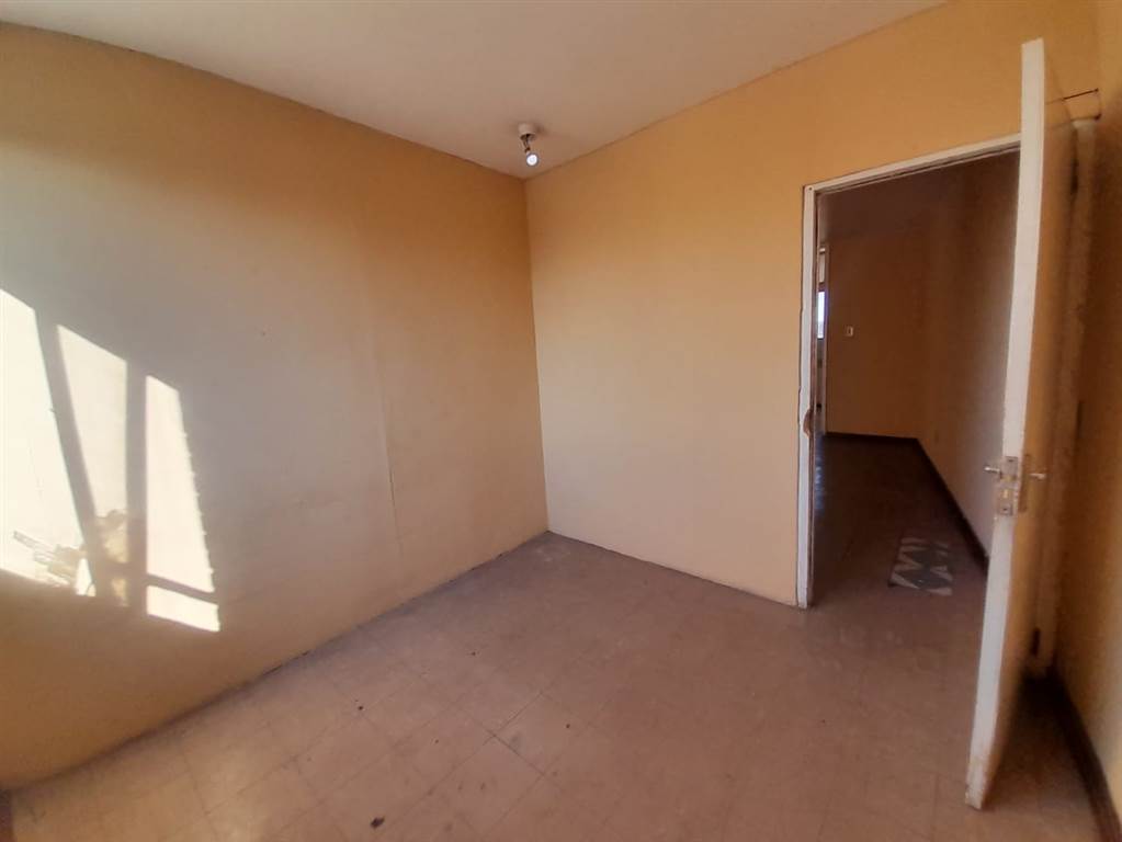 1.5 Bed Apartment in Durban CBD photo number 12