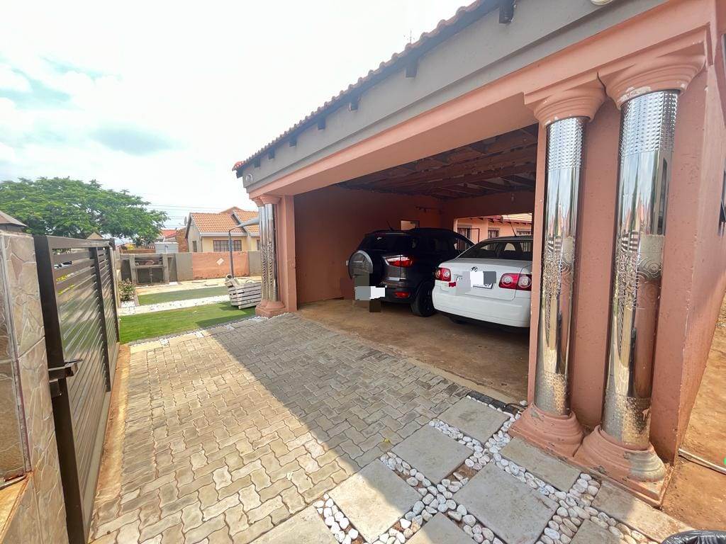 5 Bed House in Soshanguve photo number 4