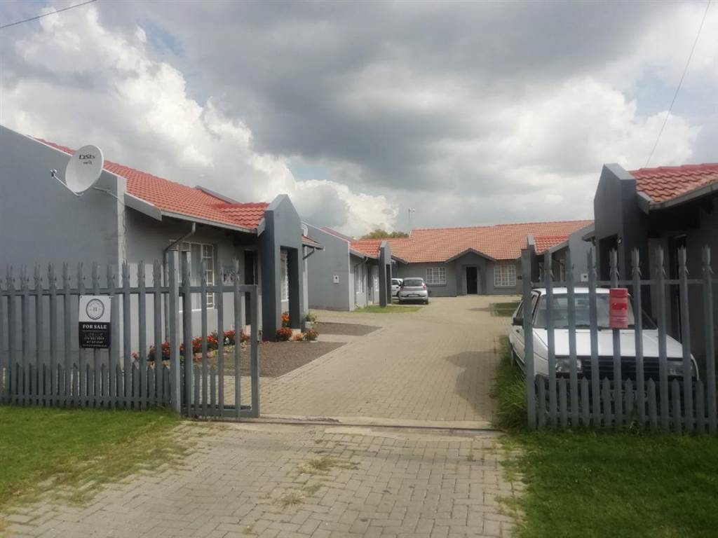 14 Bed Townhouse in Trichardt photo number 11