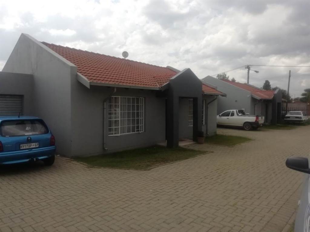 14 Bed Townhouse in Trichardt photo number 3