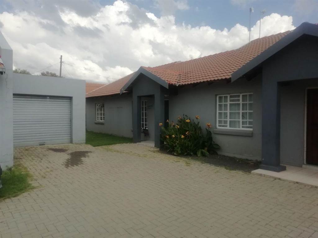 14 Bed Townhouse in Trichardt photo number 10