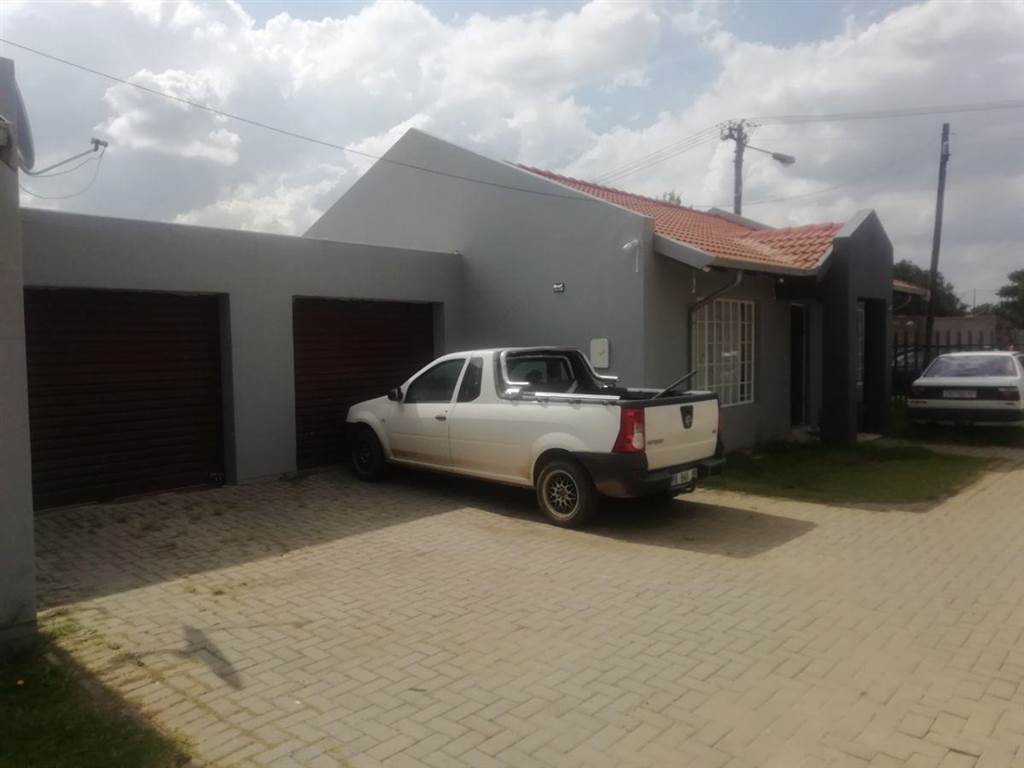 14 Bed Townhouse in Trichardt photo number 8