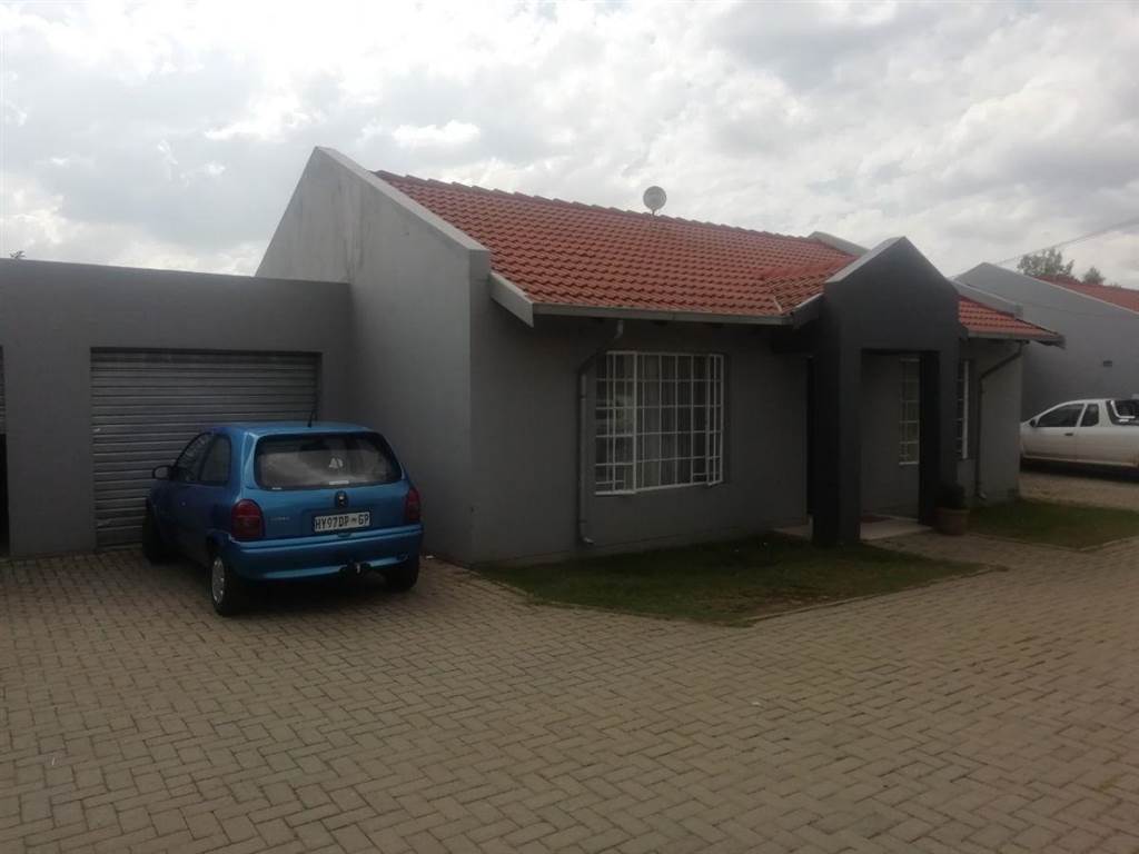 14 Bed Townhouse in Trichardt photo number 2
