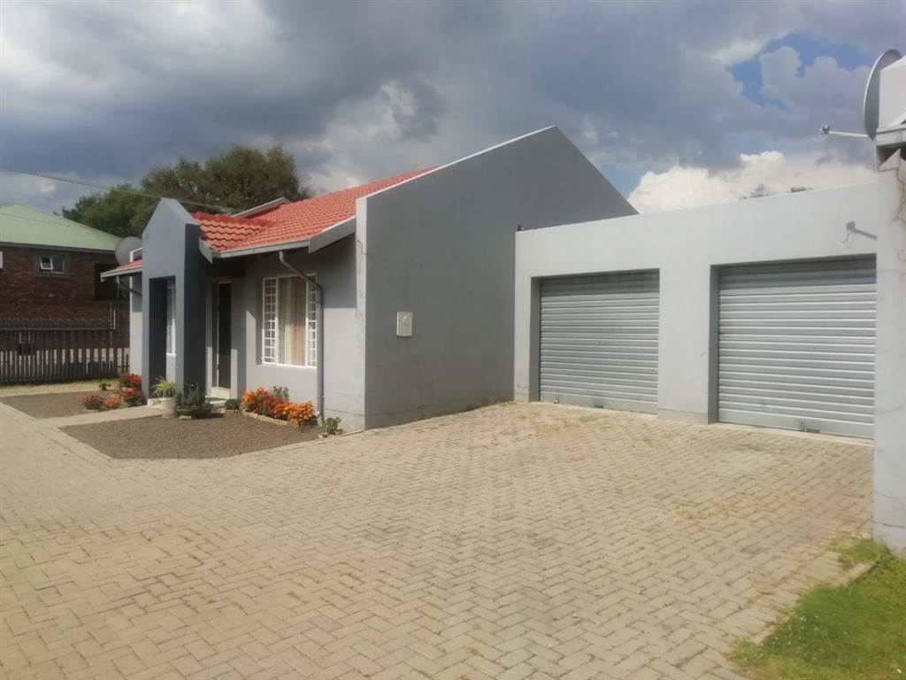 14 Bed Townhouse in Trichardt photo number 7