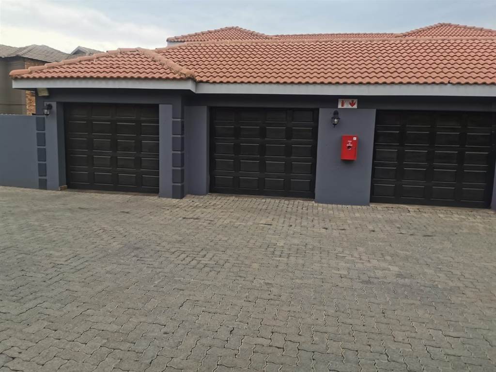 3 Bed Townhouse in Helderwyk photo number 1