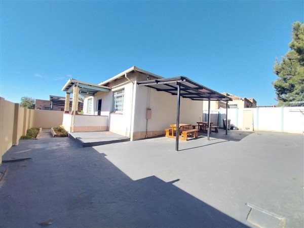 10 Bed House in Krugersdorp Central