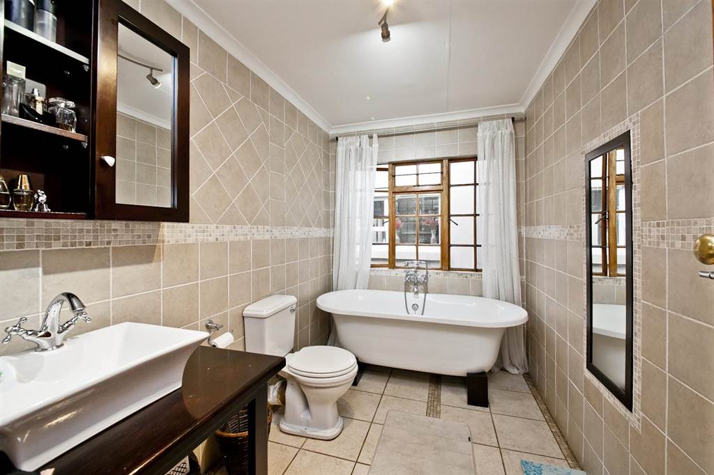 4 Bed House in Kensington photo number 7