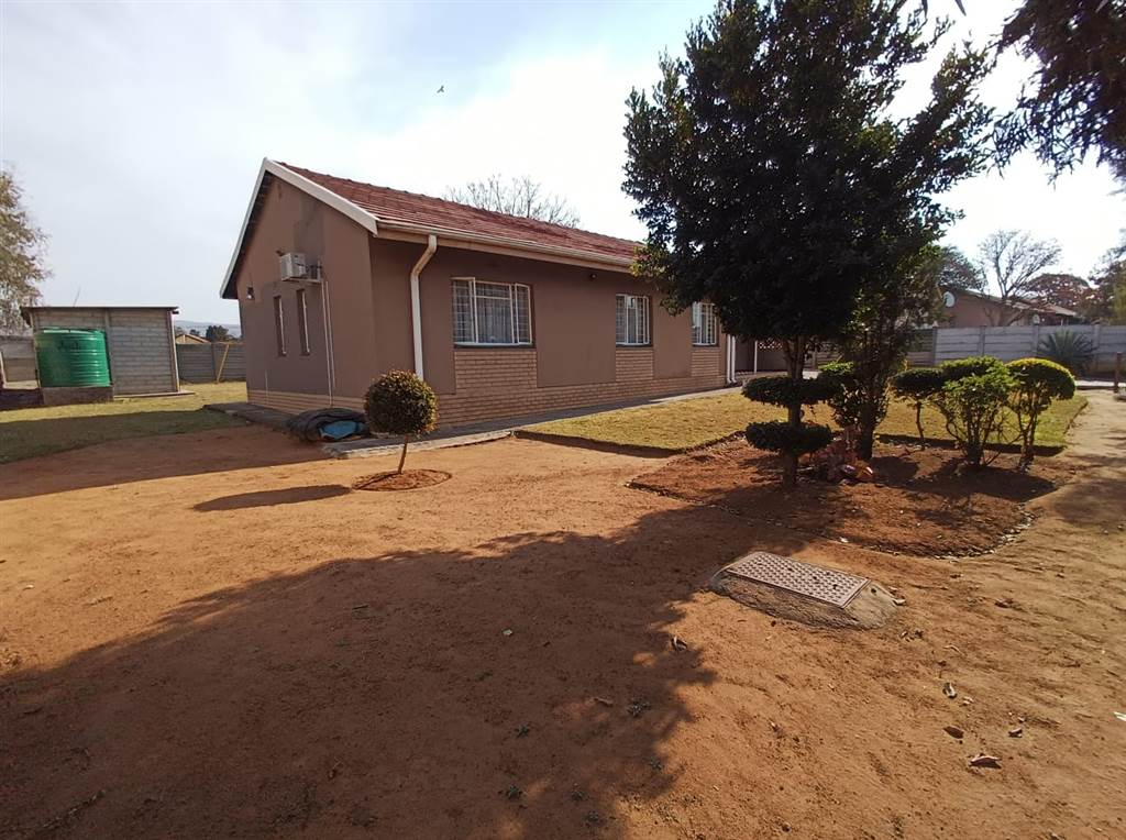 3 Bed House in Rustenburg North photo number 3