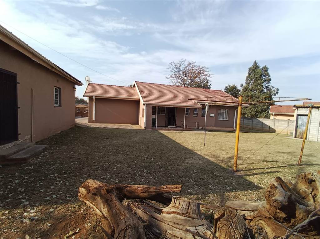 3 Bed House in Rustenburg North photo number 4