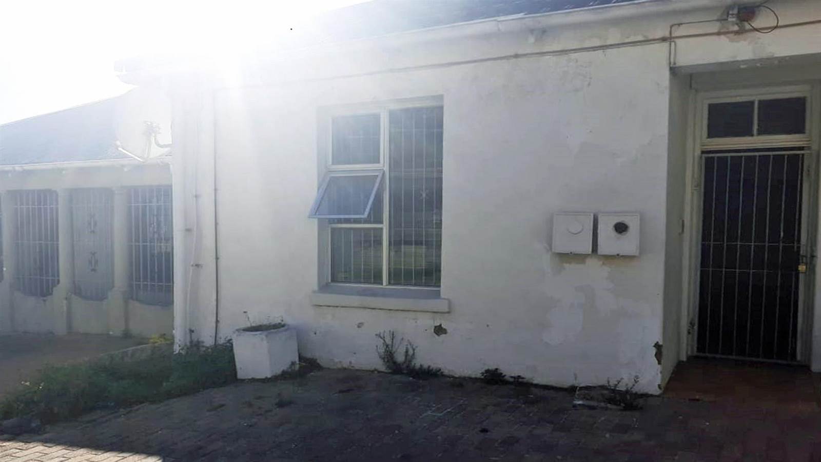 2 Bed House in Port Elizabeth Central photo number 3