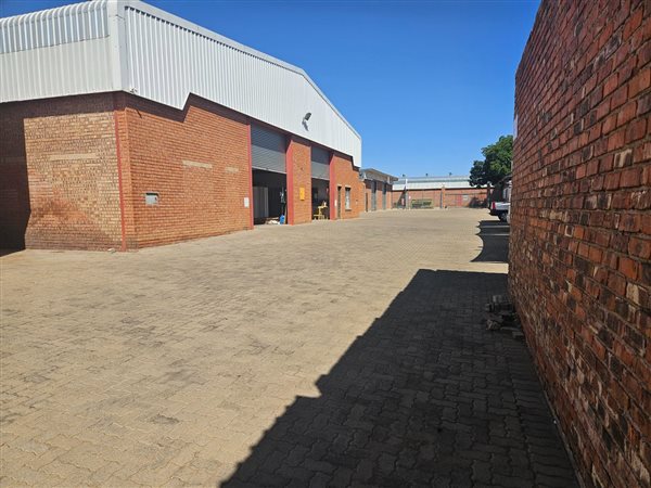 412  m² Industrial space