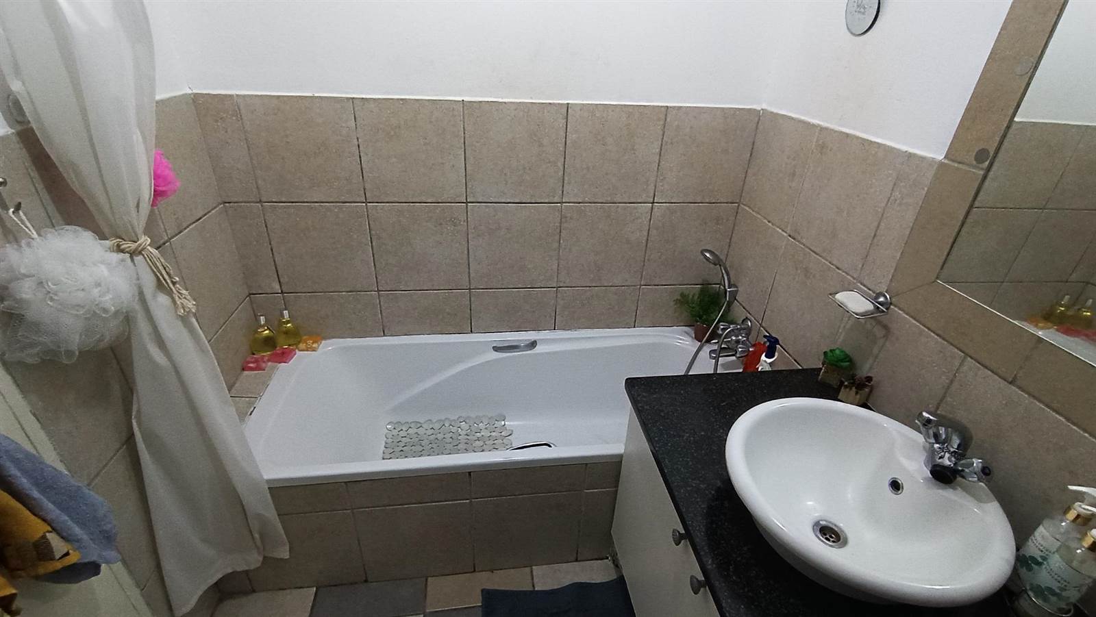 2 Bed Townhouse in Parow photo number 9