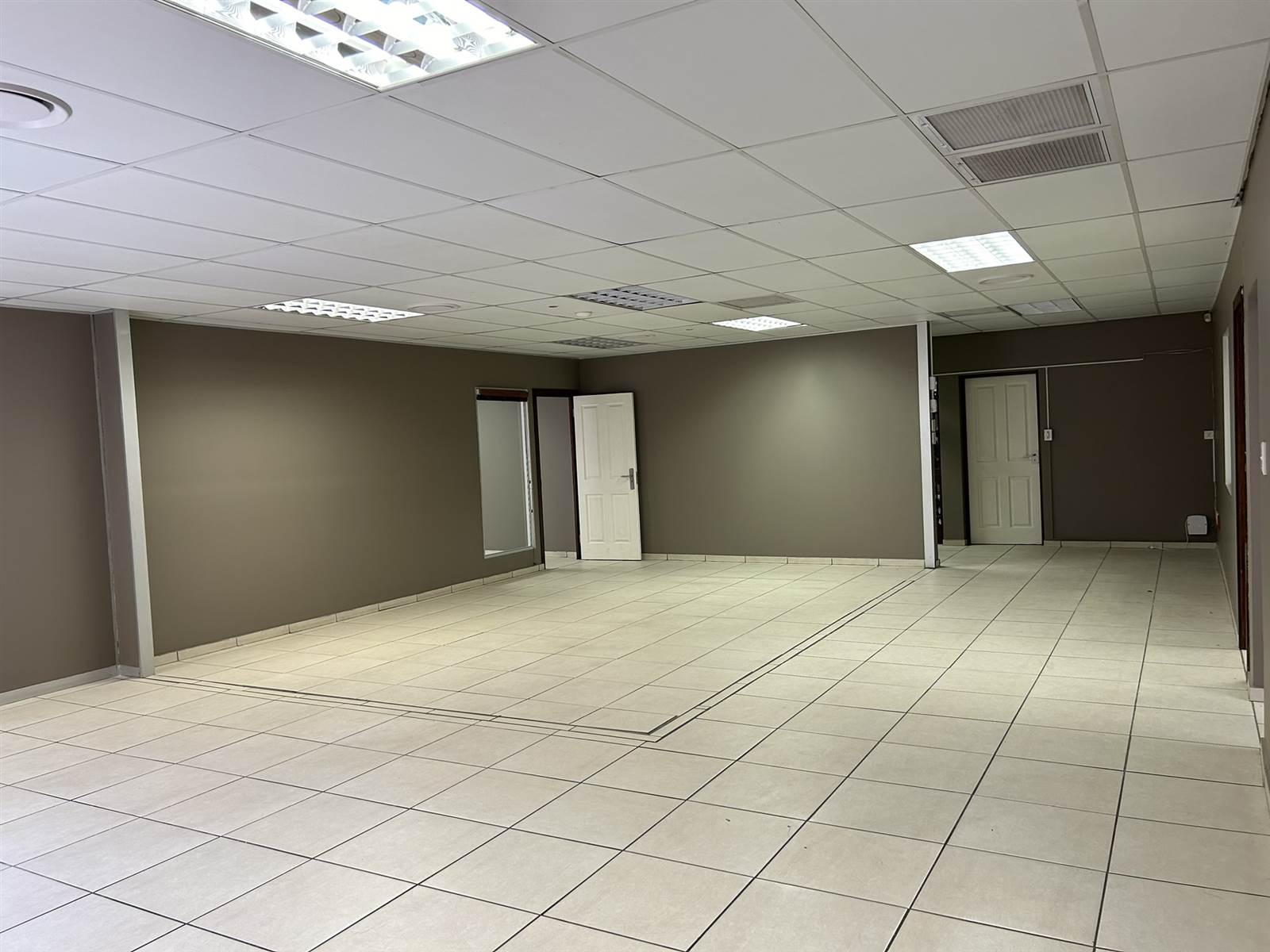 253.9  m² Commercial space in Laser Park photo number 4