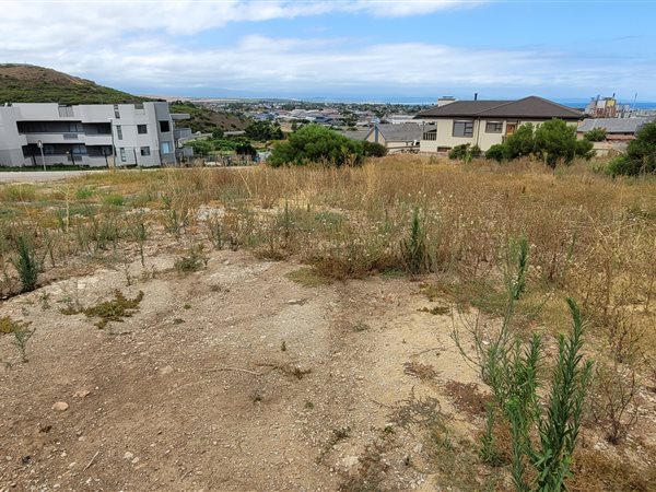 800 m² Land