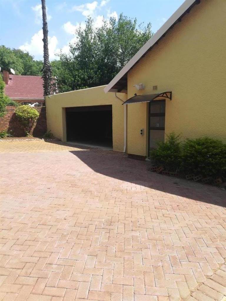 3 Bed House in Cresta photo number 2