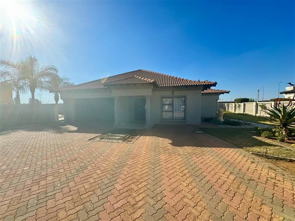 4 Bedroom House 4 Bedroom House