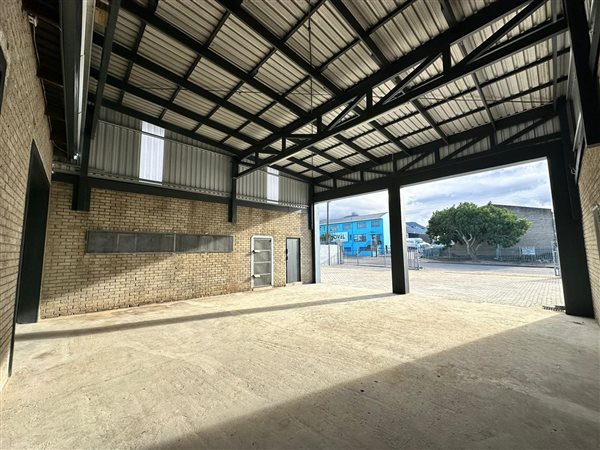 983  m² Industrial space