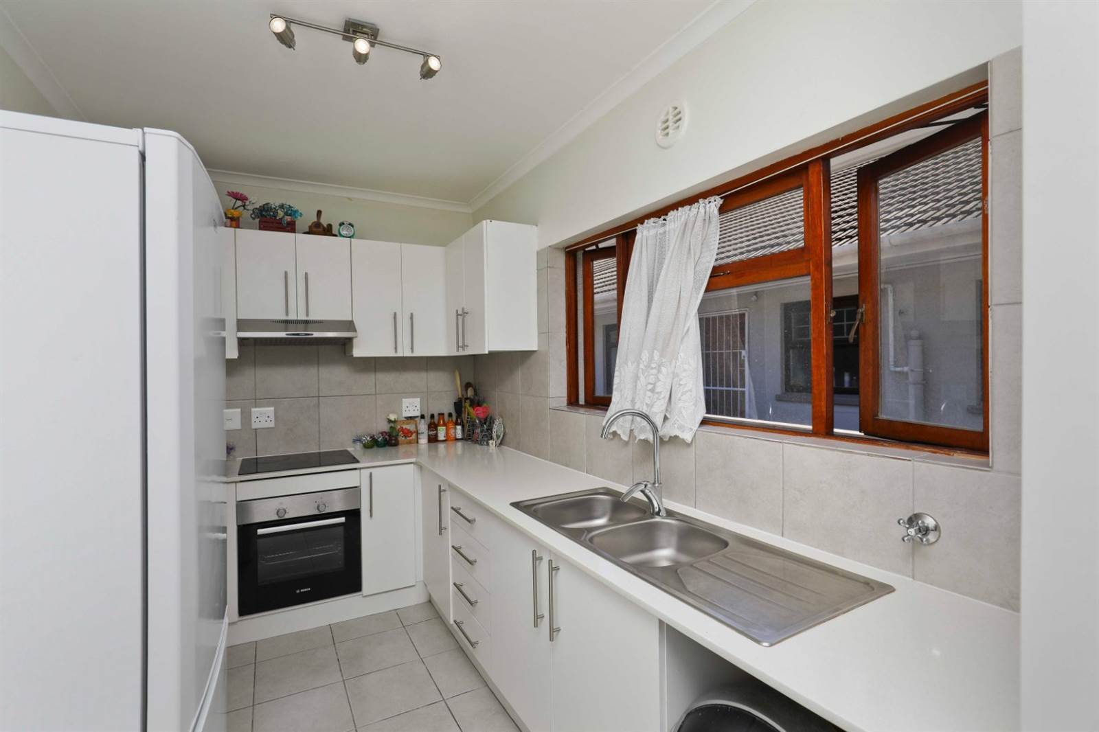 2 Bed Flat in Wynberg photo number 10