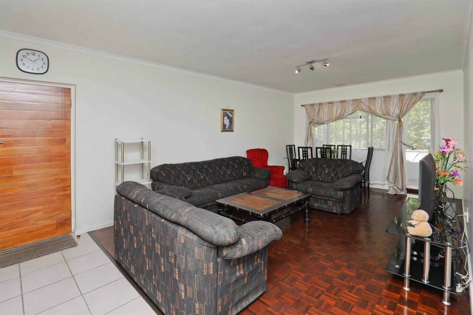 2 Bed Flat in Wynberg photo number 2