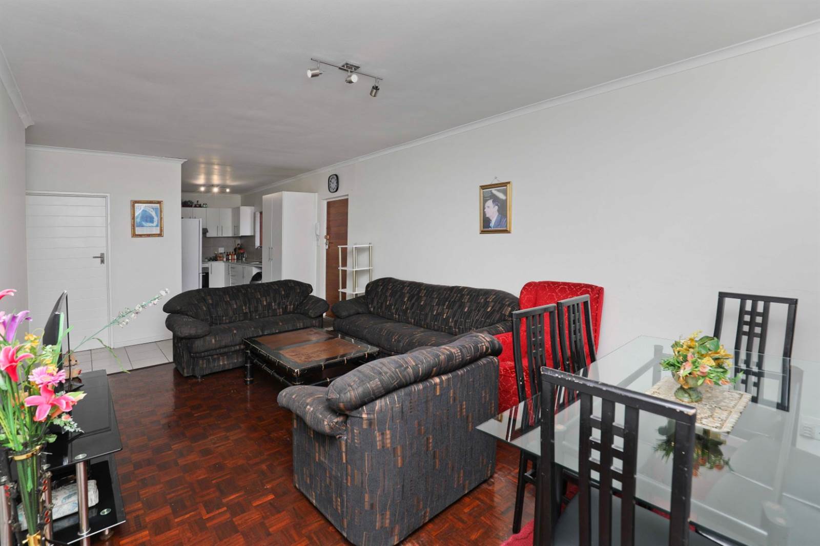 2 Bed Flat in Wynberg photo number 4