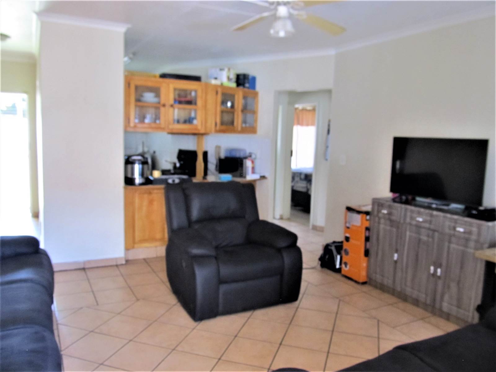 2 Bed Apartment in Bronkhorstspruit photo number 12