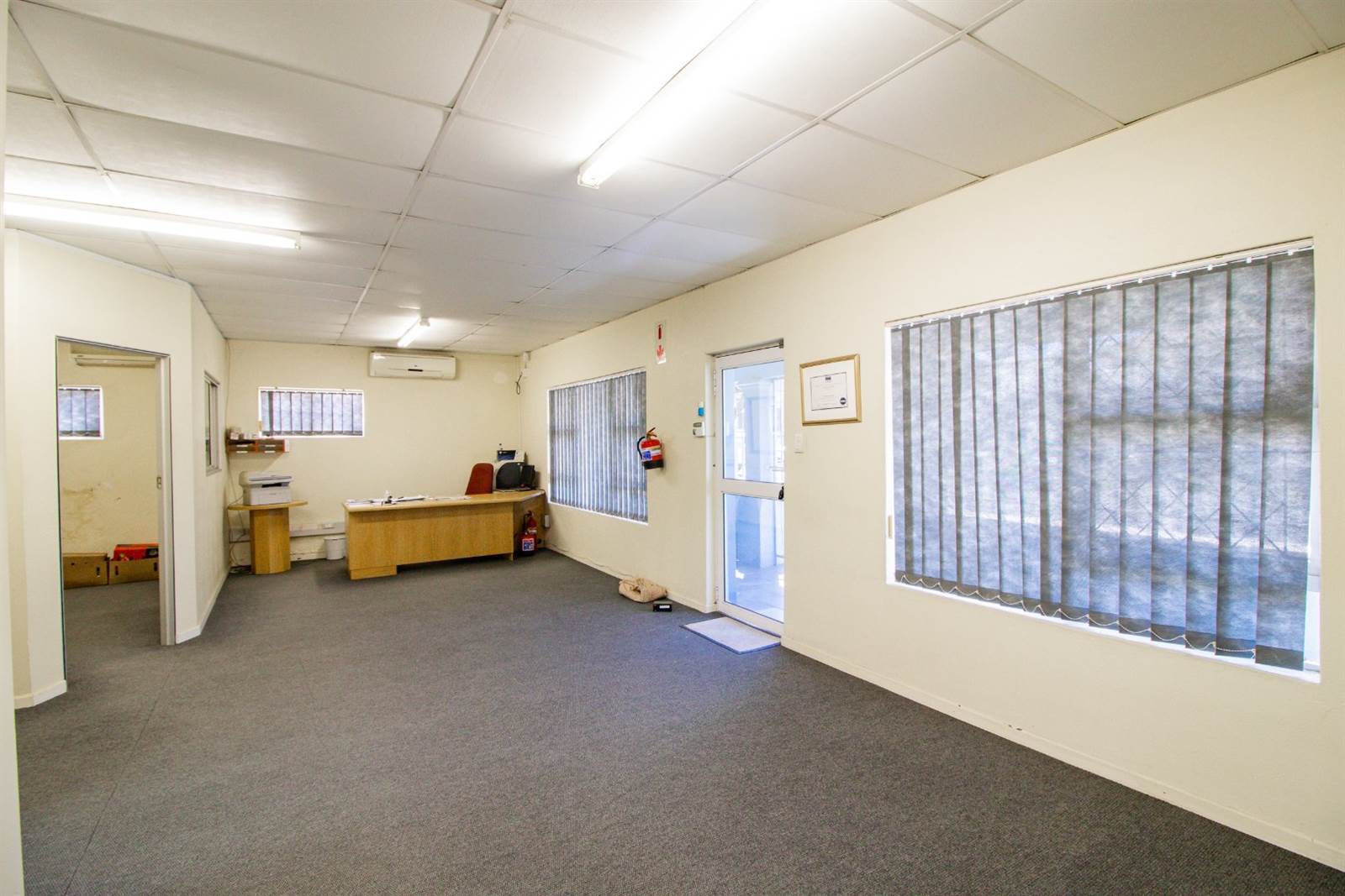 300  m² Commercial space in Southernwood photo number 20