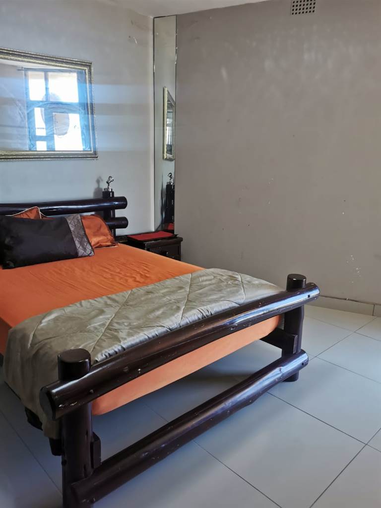 2 Bed Flat in Amanzimtoti photo number 10