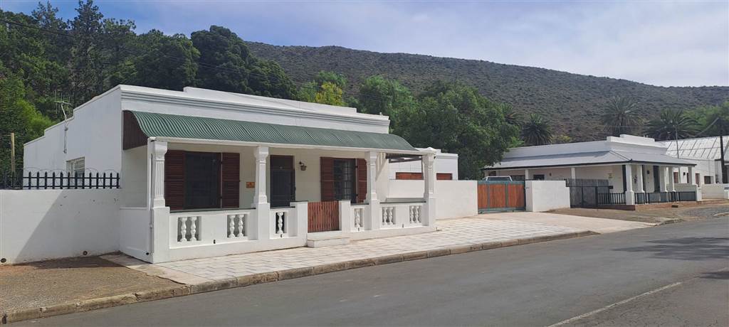 3 Bed House in Graaff Reinet photo number 2