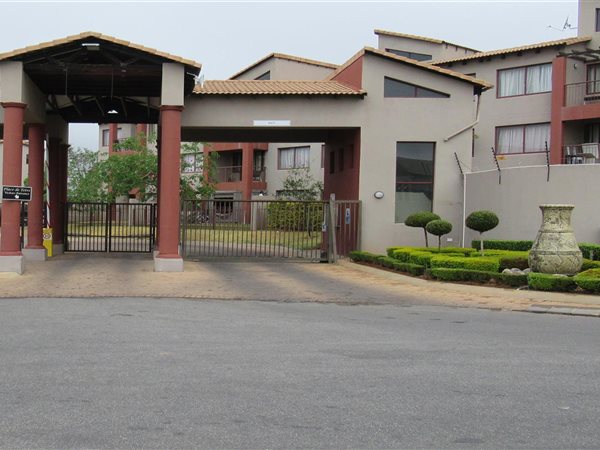 2 Bed House in Roodepoort Central